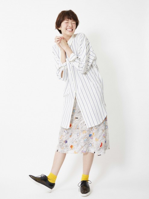 佐藤栞里 “銀杏並木ショット”に「脚の長さに驚き!!」「何頭身？」