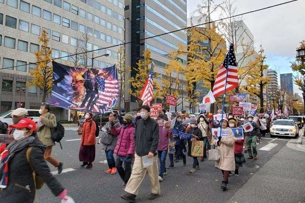 【速報】大阪でトランプ米大統領再選支持デモ | 看中国 / VisionTimesJP