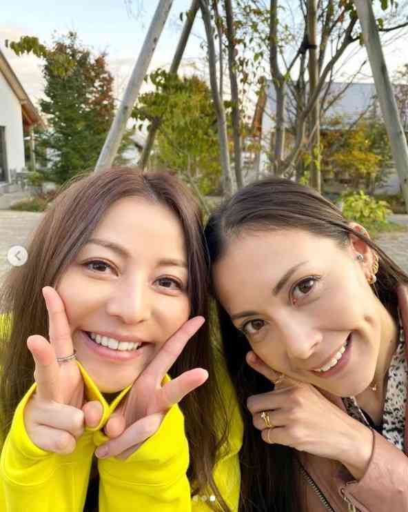 土屋アンナ、香里奈との2Sが「似てる」「姉妹みたい」と話題に 顔を寄せ合い笑顔