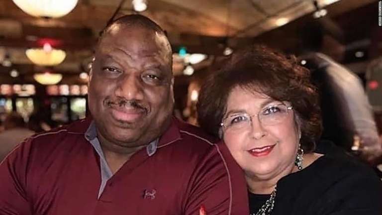 CNN.co.jp : ３０年連れ添った米夫婦、手を取り合って死去　２人ともコロナ感染