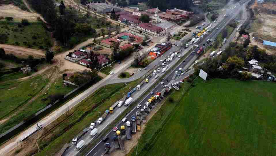 アスファルトが大気汚染物質を放出していることが判明。車と工場を止めても空気は汚れる