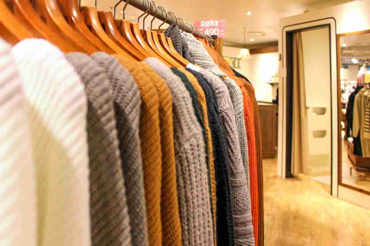 店も客も大迷惑　ファストファッション試着時の「フェイスカバー未使用」問題 | マネーポストWEB