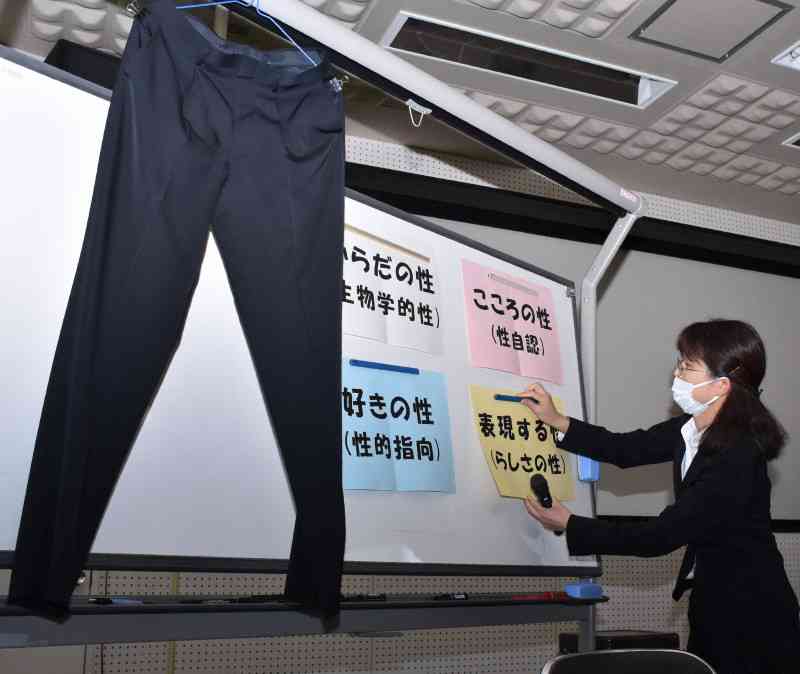 女子生徒がスラックスも　性の多様さ理解へ、高校制服に選択制　山陰の取り組み（毎日新聞） - Yahoo!ニュース