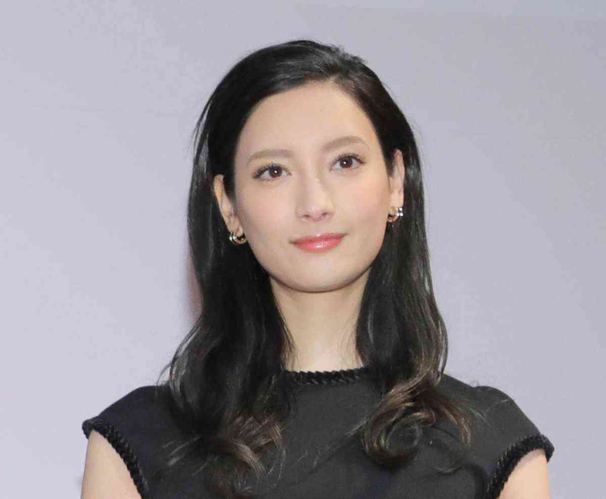 菜々緒、頭に鍼を刺した衝撃ショット公開「ぎっくり首やってしまい」