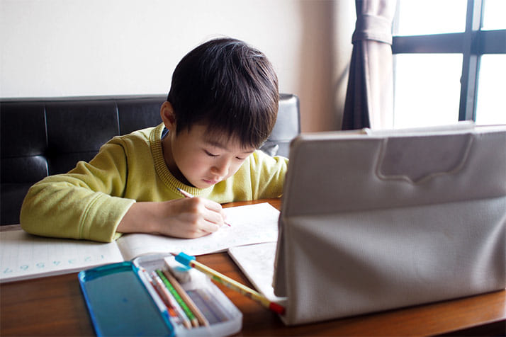 政府が進める「デジタル教科書」の“不都合な真実”　5年間使った小学校が「紙の教科書」に戻したワケ（デイリー新潮） - Yahoo!ニュース