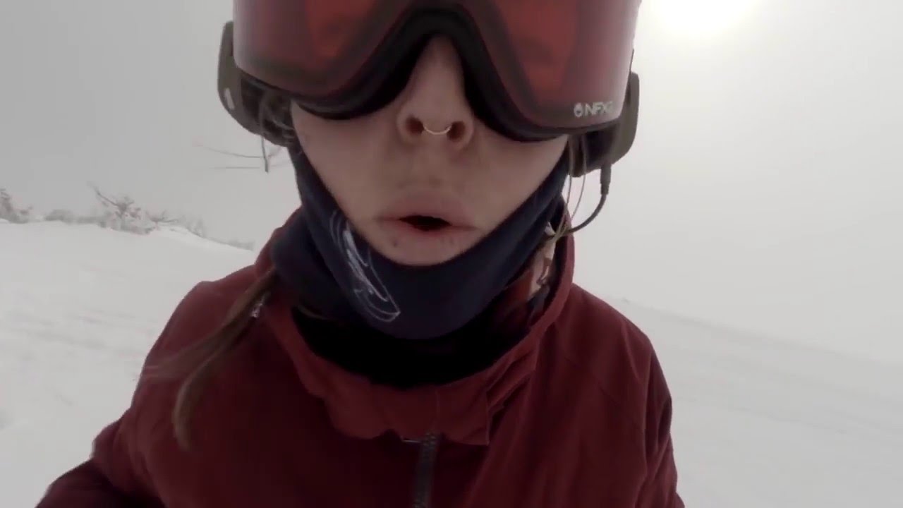 熊に追われたスノーボーダー - YouTube