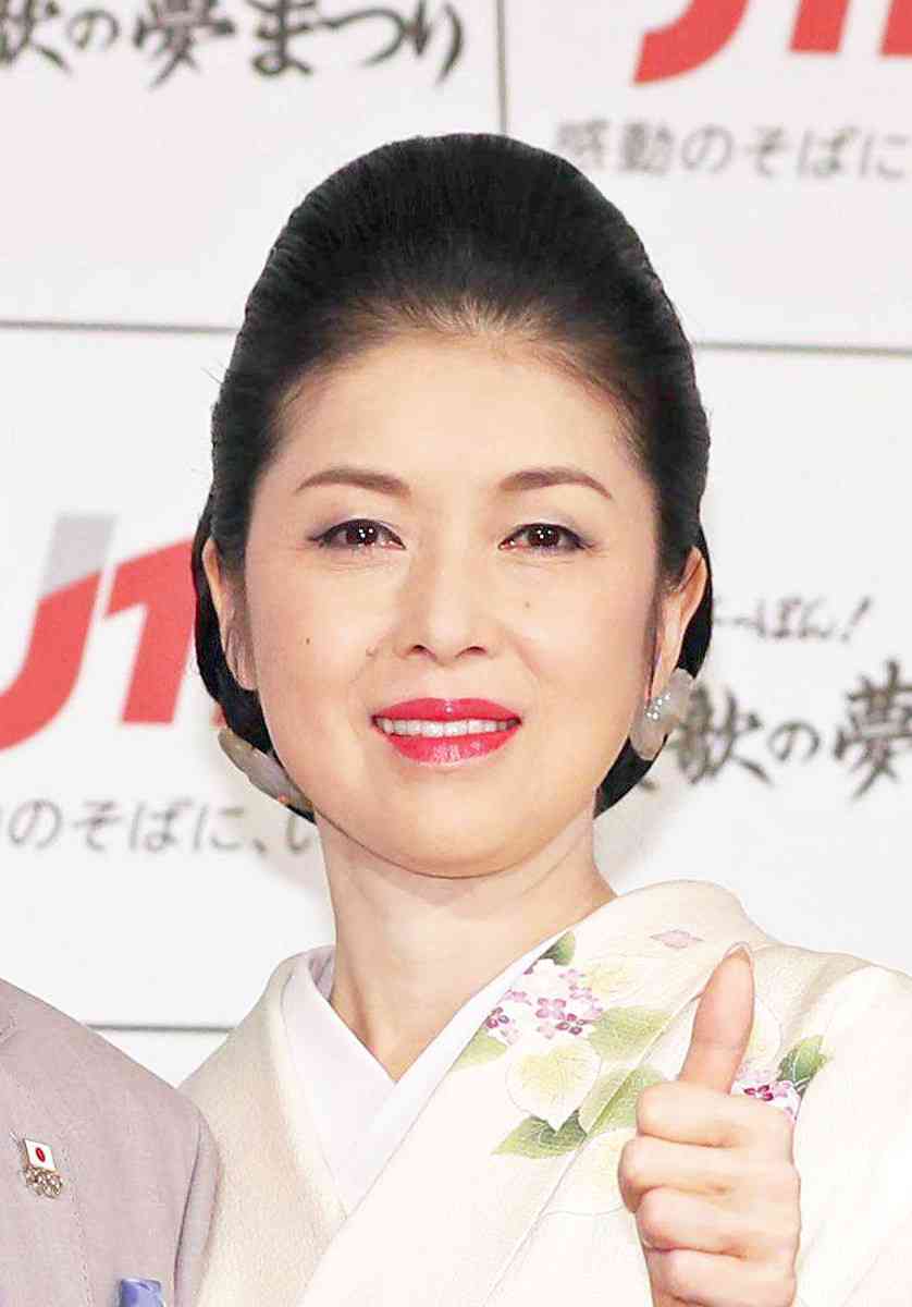 藤あや子、ポニーテールのワンショルダードレス姿に「妖艶」「美麗でエレガント」 : スポーツ報知