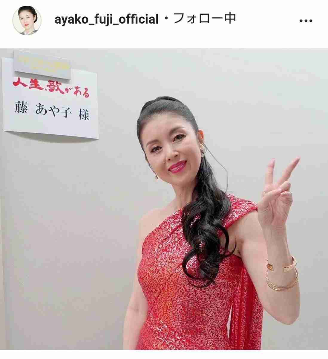 藤あや子、ポニーテールのワンショルダードレス姿に「妖艶」「美麗でエレガント」