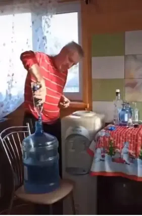 ついにウォーターサーバーのタンクにウォッカを入れるロシア人が現れる - 海外の反応宇宙