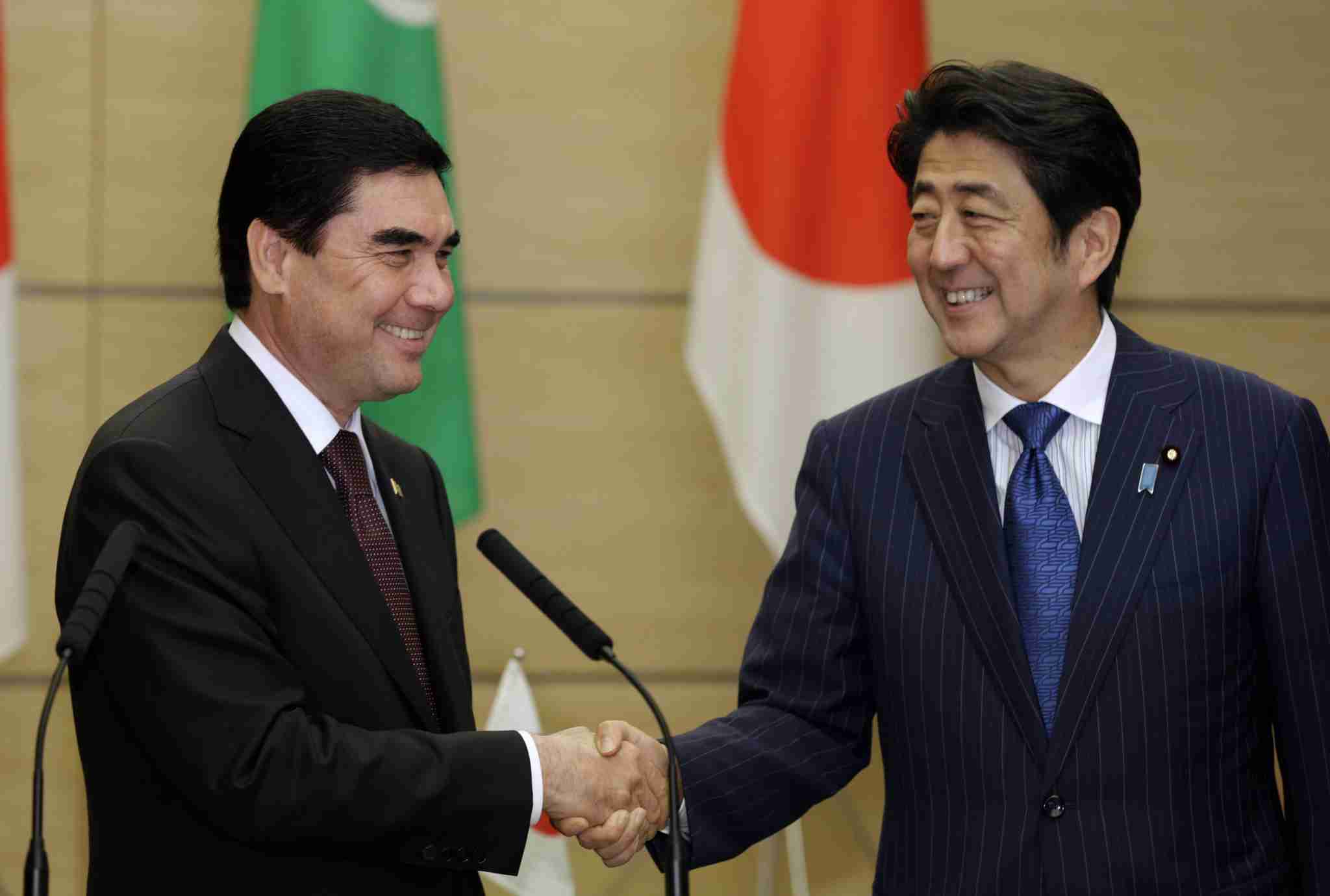 トルクメニスタン、安倍前首相にメダル 在任中に経済協力（ＡＦＰ＝時事） - Yahoo!ニュース