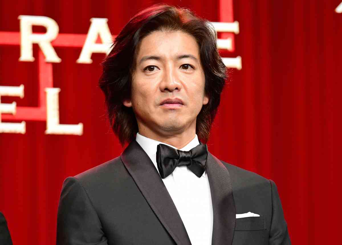 木村拓哉、スタイリッシュな髪色&貫禄のタキシード姿で「anan」表紙