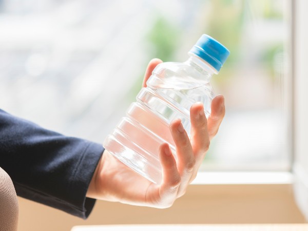 口を付けたペットボトルの飲み物、いつまで飲める？ | ハルメクWEB