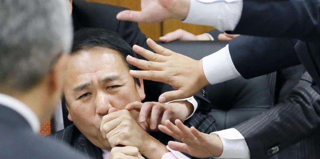 【政界徒然草】穴だらけの外国人医療費、野党は真逆主張(1/4ページ) - 産経ニュース
