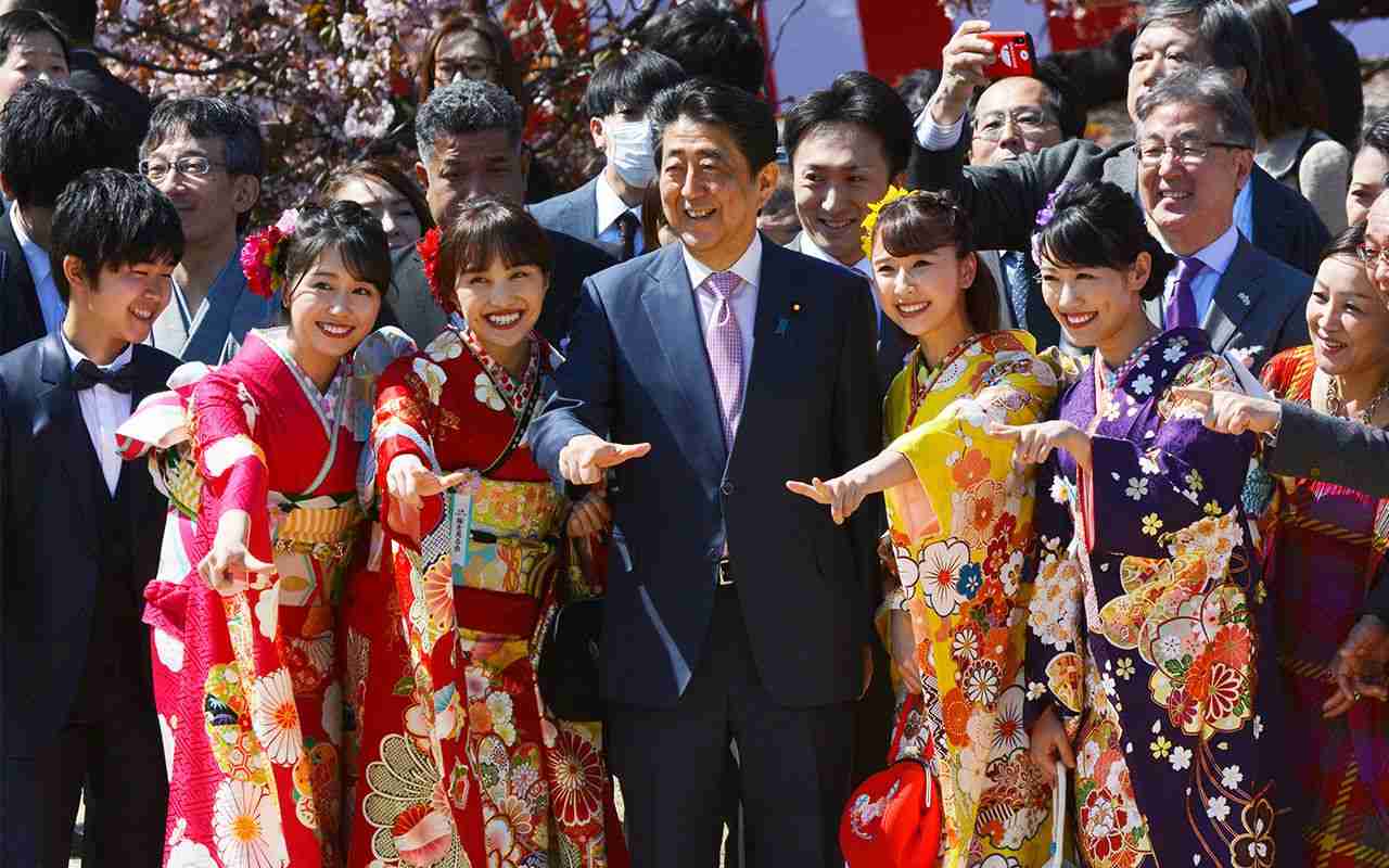 いまさら聞けない「桜を見る会問題」マルチの有名人ジャパンライフ元会長と政治家たちのズブズブな40余年 | 文春オンライン