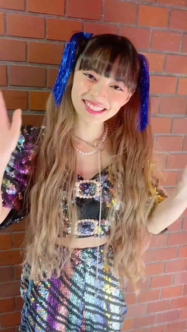 vivi_mag_official on Instagram: ViVi1月号のヘアアレンジ連載 『奈良劇場』に、アンジュルムの 上國料萌衣ちゃんが登場❤️ 人生初のいう茶髪ロングの 付け毛をつけた かみこちゃんの新鮮なスタイルは ViViでしか見られません?? 感想はコメントで教えてね✨✨ #vivi #vivi1月号…