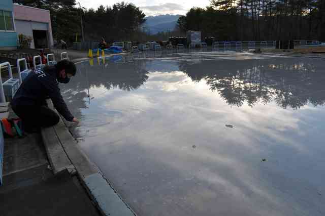 廃止方針のスケート場、初日に氷が溶ける　営業中止に