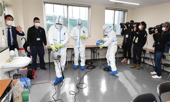 鳴尾浜球場のプレスルームも作業員に消毒された｜藤浪ら感染で自宅待機する選手た… 写真1/1｜イザ！