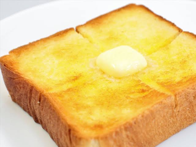 トースターを使わずにトーストを美味しく焼く方法