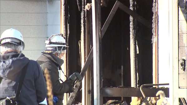 兄弟発見現場からライター　男児2人死亡の火事