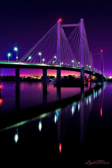 夜景の画像を観ながら夜を過ごすトピ