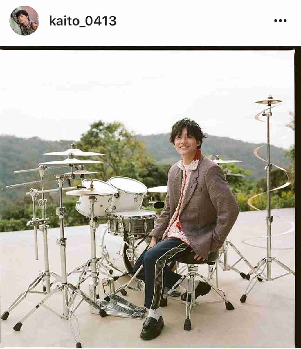 ミスチル桜井和寿の長男・Kaito、スーツ姿を披露「目尻がお父さんそっくり」「王子様みたい」