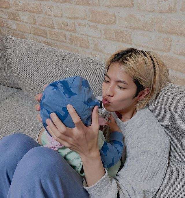 志尊淳が赤ちゃんとたわむれる写真を公開し反響「可愛すぎて呼吸困難」「絶対いいパパになる」