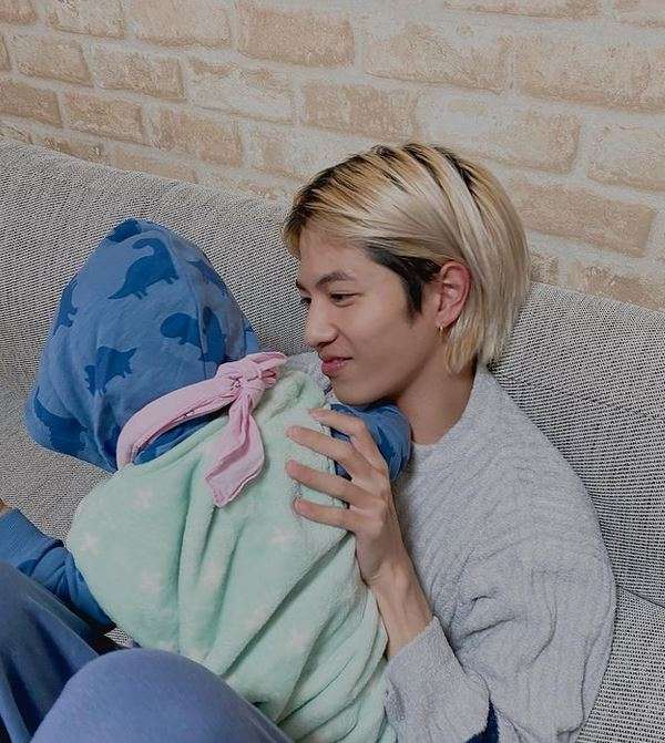 志尊淳が赤ちゃんとたわむれる写真を公開し反響「可愛すぎて呼吸困難」「絶対いいパパになる」