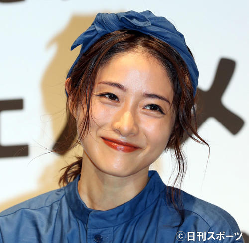 結婚発表の石原さとみ、昨年中に婚姻届提出していた