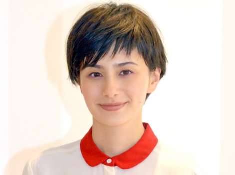 ホラン千秋、甘めな肌見せでギャップ披露「ニュースの時とは違う顔！」「こんな一面もあるんですね」 | ORICON NEWS