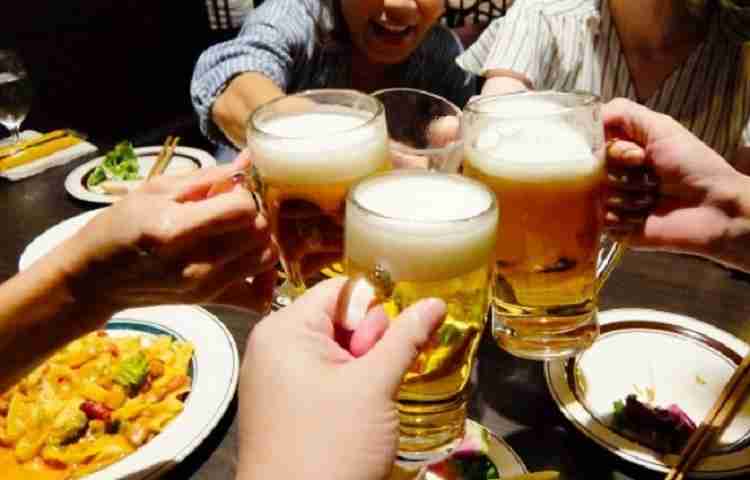 新型コロナ感染者、共通点は「食べながら会話」家庭も危険