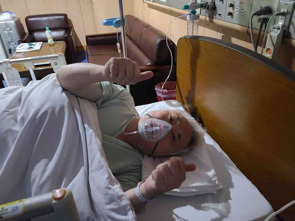全身がん公表の高須克弥院長、手術を終えサムズアップポーズ「ただいま　生還なう」