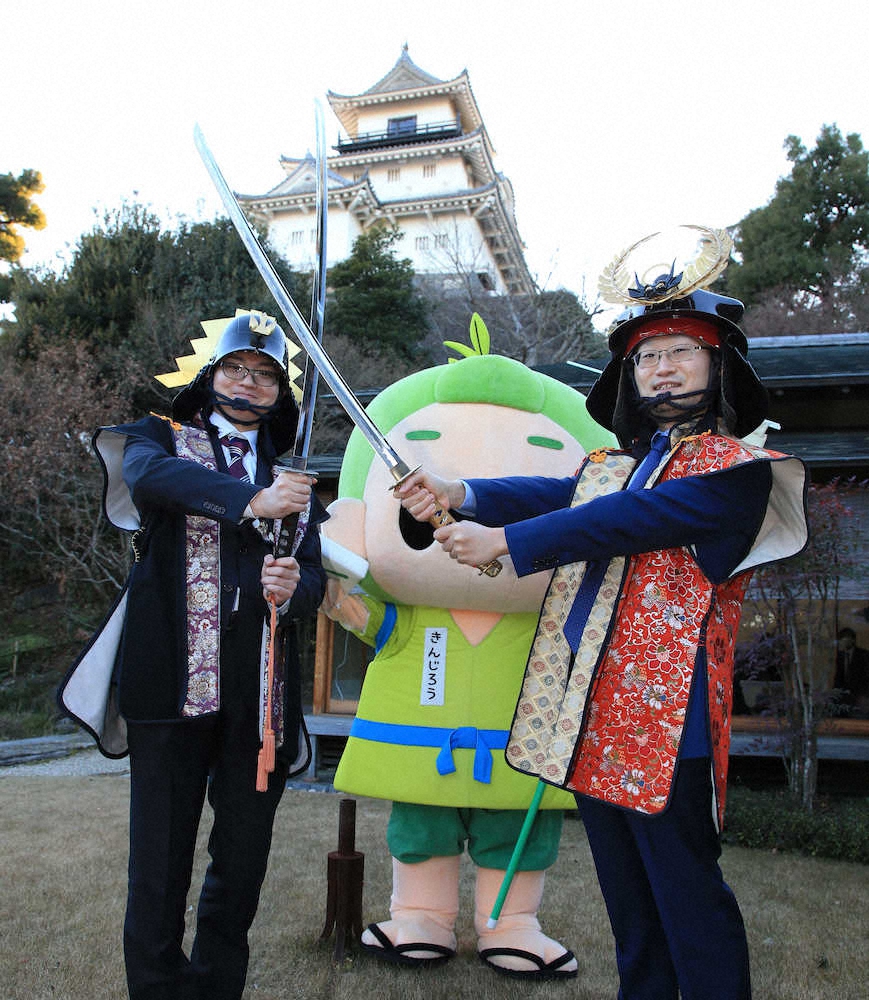 掛川城を背に徳川家康に扮した渡辺明王将（右）と山内一豊に扮した挑戦者の永瀬拓矢王座（撮影・西尾　大助） ― スポニチ Sponichi Annex 芸能