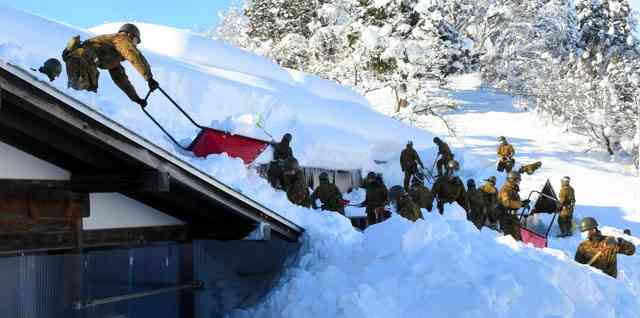 災害級の大雪「もう投げる場所ない」　秋田・横手で悲鳴 - ライブドアニュース
