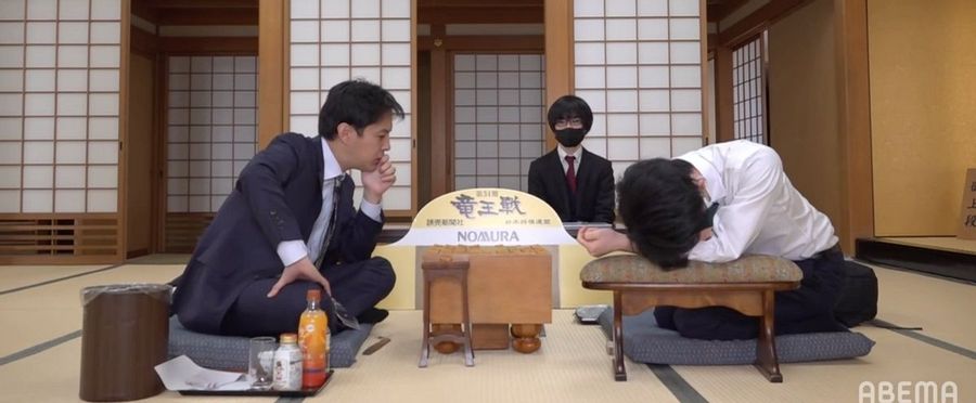 眠いの？考えてるの？藤井聡太王位・棋聖の「ぐでポーズ」にファンが注目 将棋界には有名な前例も