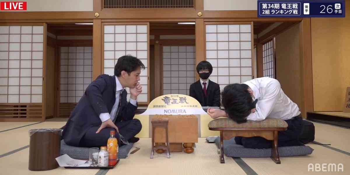 眠いの？考えてるの？藤井聡太王位・棋聖の「ぐでポーズ」にファンが注目 将棋界には有名な前例も 【ABEMA TIMES】