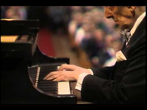 Horowitz in Moscow 1986 - YouTube