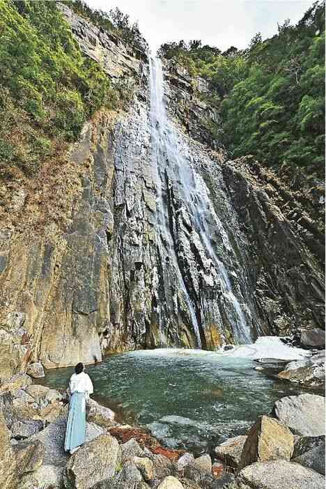 那智の滝つぼ凍る　氷点下２度、２年ぶり (紀伊民報) - Yahoo!ニュース