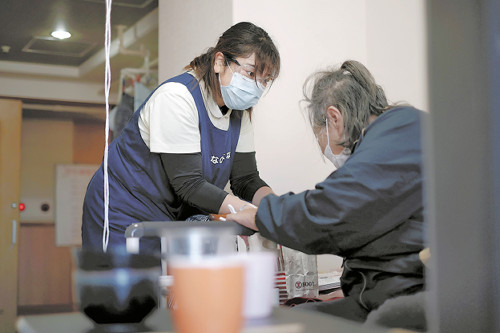 「感染心配」ヘルパーの退職相次ぐ…介護事業者の倒産が過去最多に - ライブドアニュース