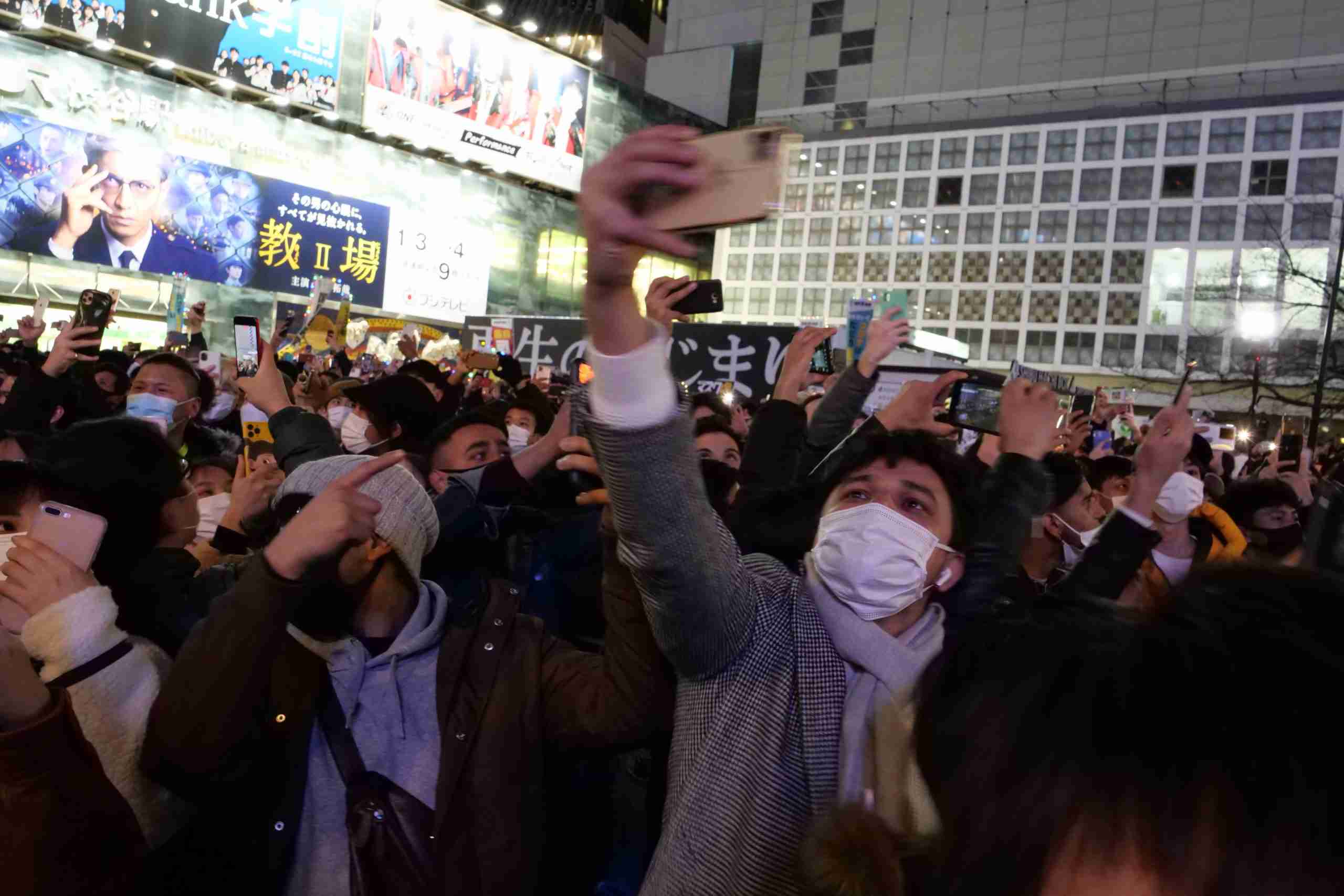 渋谷スクランブル交差点は今年もカウントダウンで大混雑　警察出動もカオス状態に – ニュースサイトしらべぇ