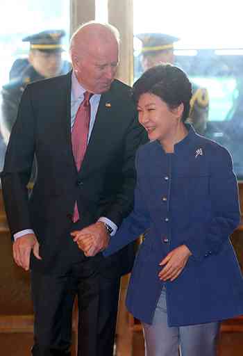 かつて韓国の嘘を暴いたバイデン　「恐中病と不実」を思い出すか | デイリー新潮