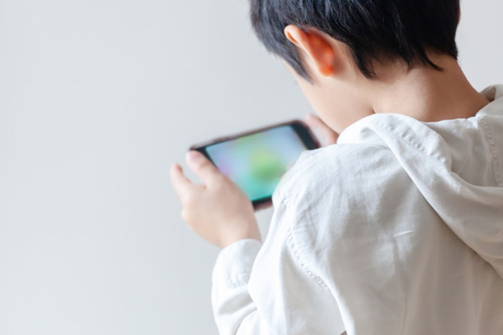 「スマホ依存」の専門外来が警鐘　小学2年生でも依存症に、ゲームで脳が萎縮のデータも（デイリー新潮） - Yahoo!ニュース