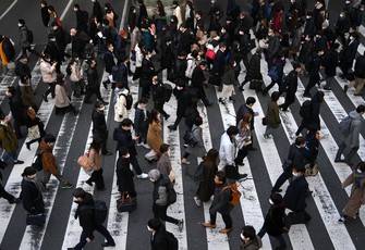 「緊急事態」も朝の風景変わらず　主要駅の通勤・通学客　近畿3府県