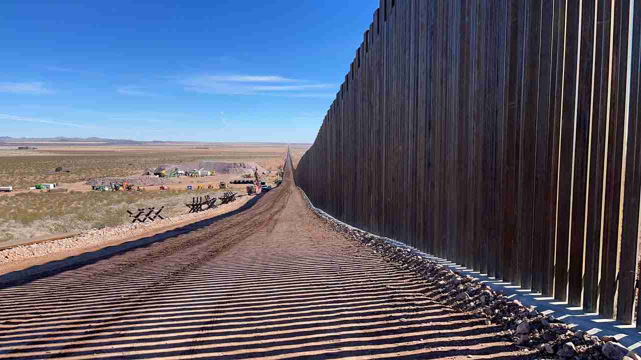 1/27 アメリカ国境壁建設現場 - YouTube