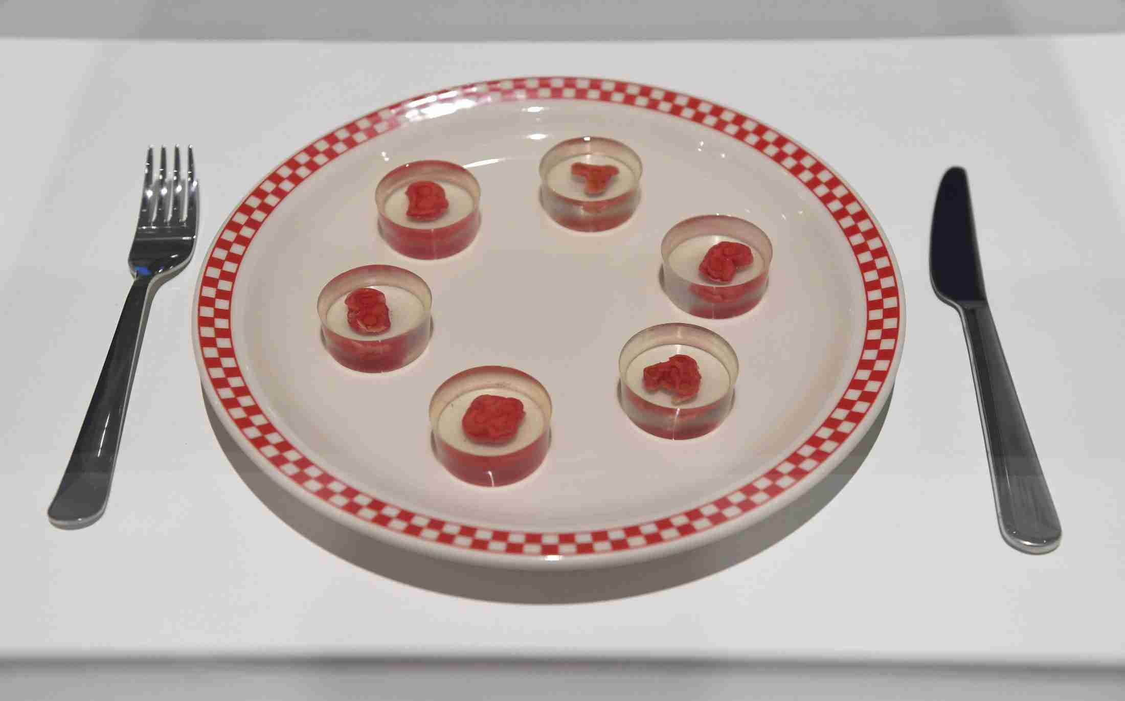 まったく食欲がわかない？　海外で批判が殺到した「ウロボロス・ステーキ」をあなたは食べられますか？（クーリエ・ジャポン） - Yahoo!ニュース