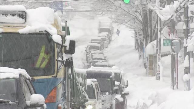 大雪で立往生相次いだ富山 除雪車出動の判断に遅れ 状況が悪化 | 気象 | NHKニュース