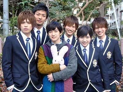 川口春奈『VOGUE GIRL』に登場 バスルームで美脚あらわ「透明感や素直な魅力を」 