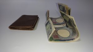 二つ折り財布と三つ折り財布で悩んでます…