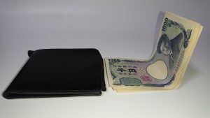 二つ折り財布と三つ折り財布で悩んでます…
