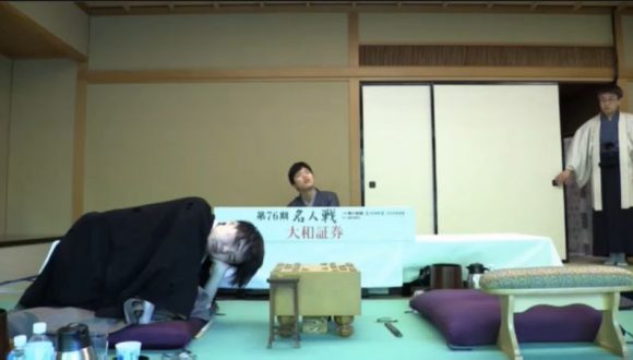 眠いの？考えてるの？藤井聡太王位・棋聖の「ぐでポーズ」にファンが注目 将棋界には有名な前例も