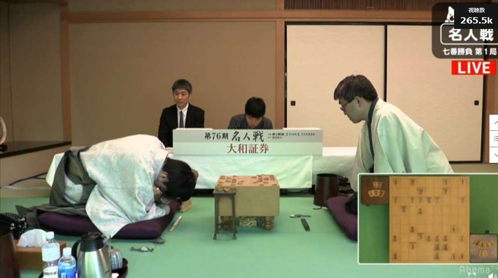 眠いの？考えてるの？藤井聡太王位・棋聖の「ぐでポーズ」にファンが注目 将棋界には有名な前例も